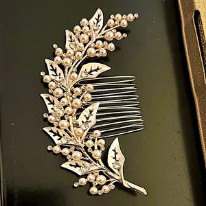 NWOT fHead-Dress/Elegant Hair Comb  Accessory for hair. Faux Pearl & Rose Gold